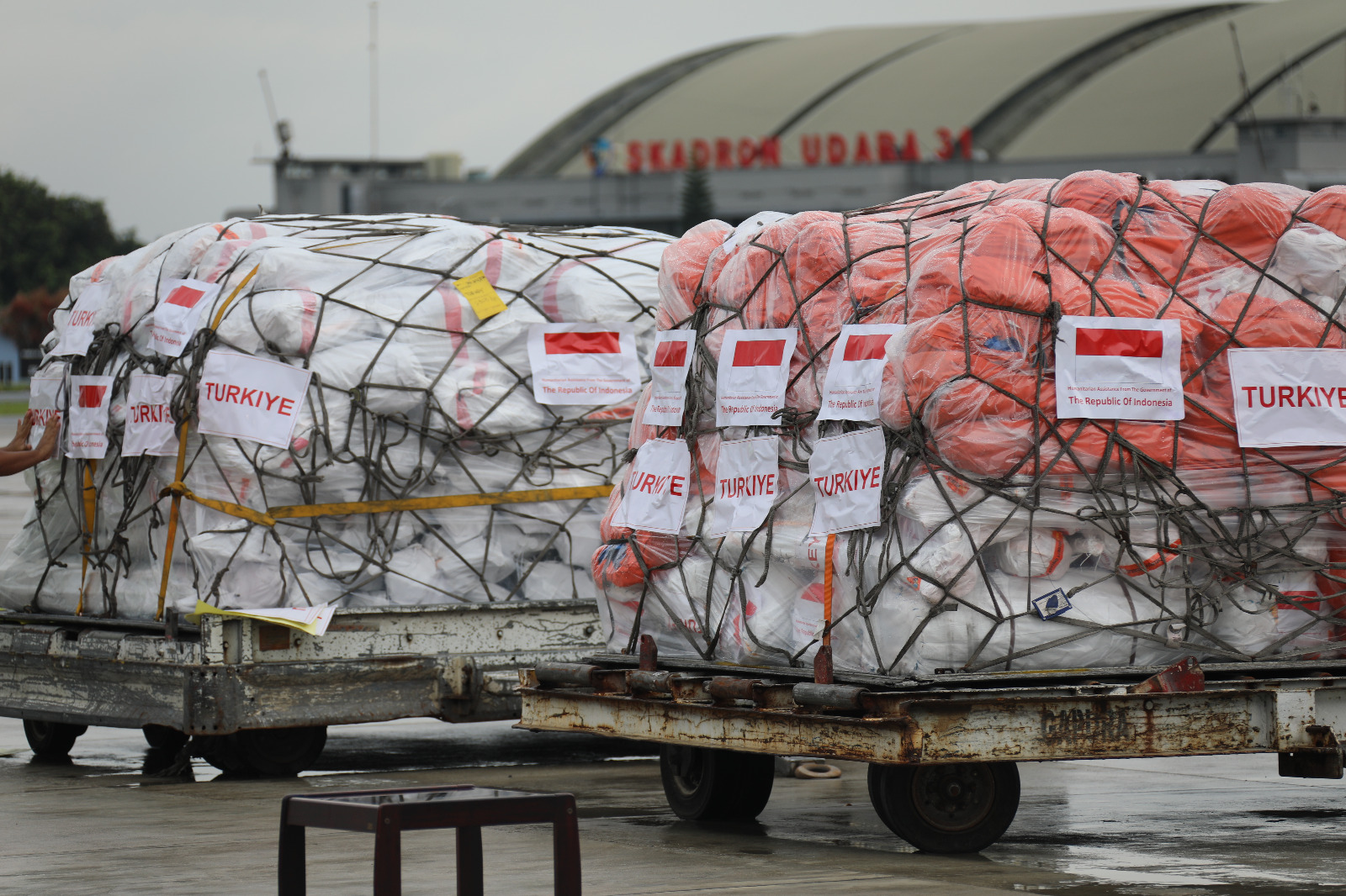 Barang bantuan logistik yang akan dikirimkan menuju Turkiye dan Suriah di Lanud Halim Perdanakusumah, Jakarta pada Selasa (21/2).